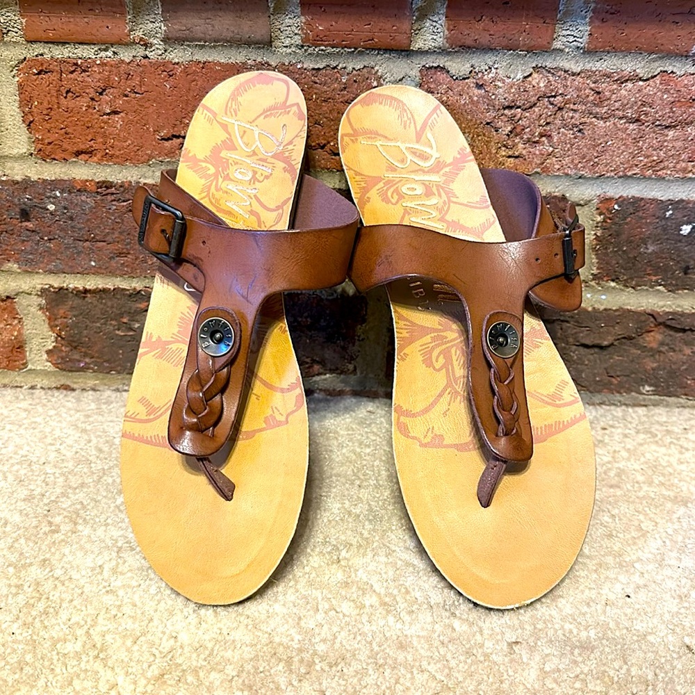 Great condition!! Women’s SZ 8.5 Vegan Leather Blowfish Malibu sandals.